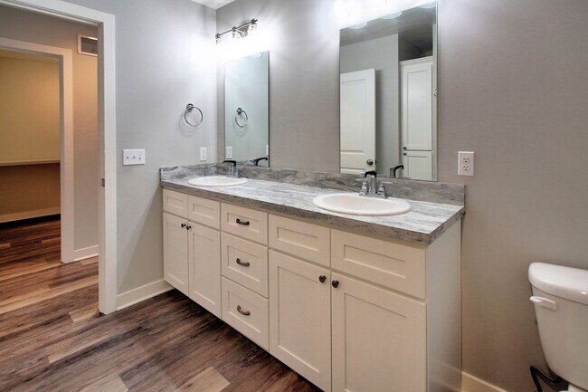 Building Photo - Spacious 2 Bed/2 Bath Condo in Prime Location