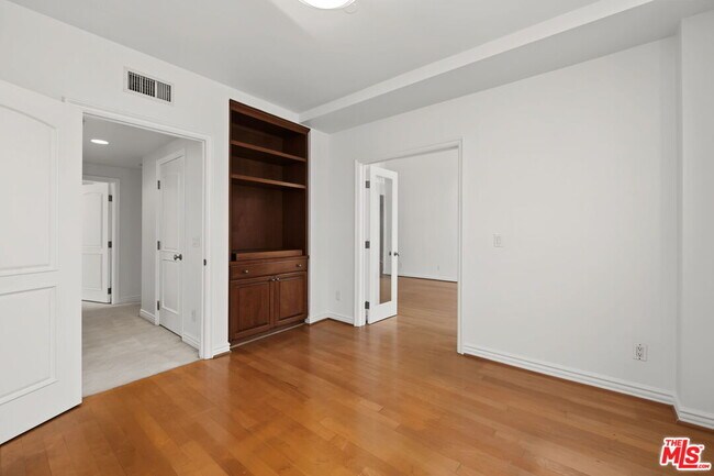 Building Photo - 430 N Oakhurst Dr
