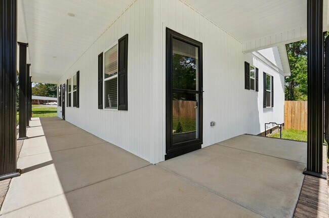 Building Photo - Mount Holly 3 Bedroom Ranch w/ Fenced in B...