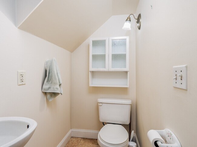 Building Photo - 546 E 8th St