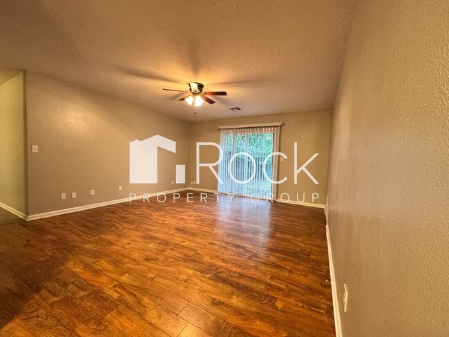 Building Photo - 3 Bedroom Home with Brand New Carpet *$300...