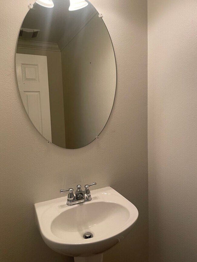 Building Photo - Welcome to your dream home in the heart of Tustin 92782!