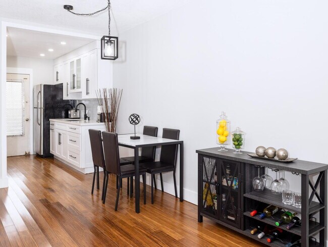 Building Photo - Fully Remodeled & Furnished 1 Bedroom Condo