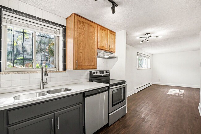 Building Photo - Charming 2-Bedroom Condo in a Prime Location - Cheesman Park!