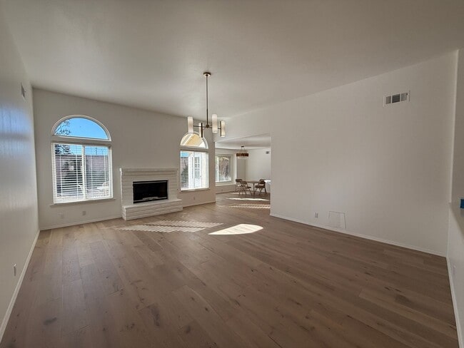 Building Photo - Beautifully Updated Single Story Home in The Country Club Near The Golf Course