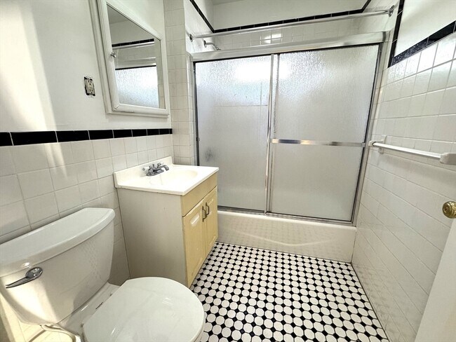 Building Photo - 20 Hunnewell Ave