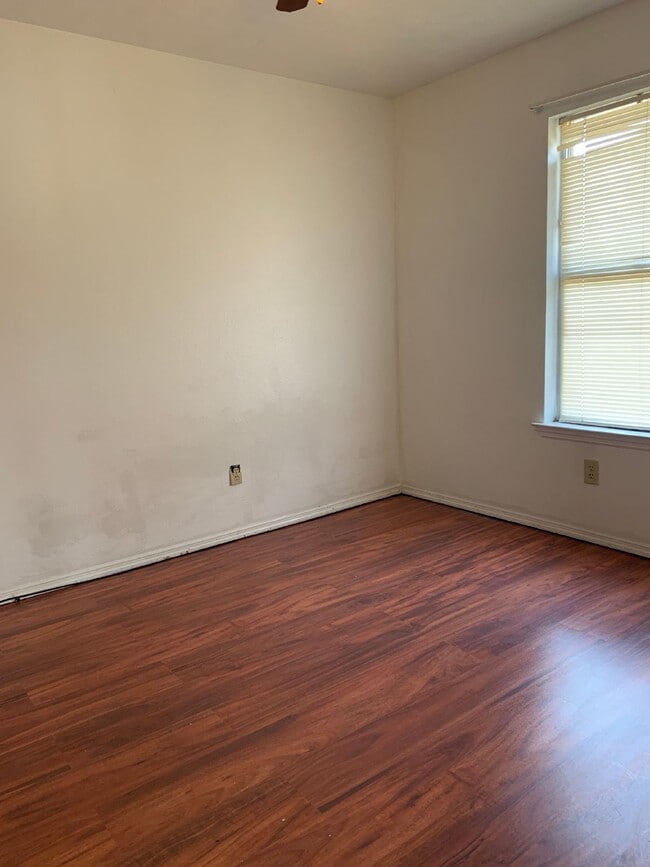 Building Photo - "Spacious 3-Bedroom Oasis with 2 Full Bath...
