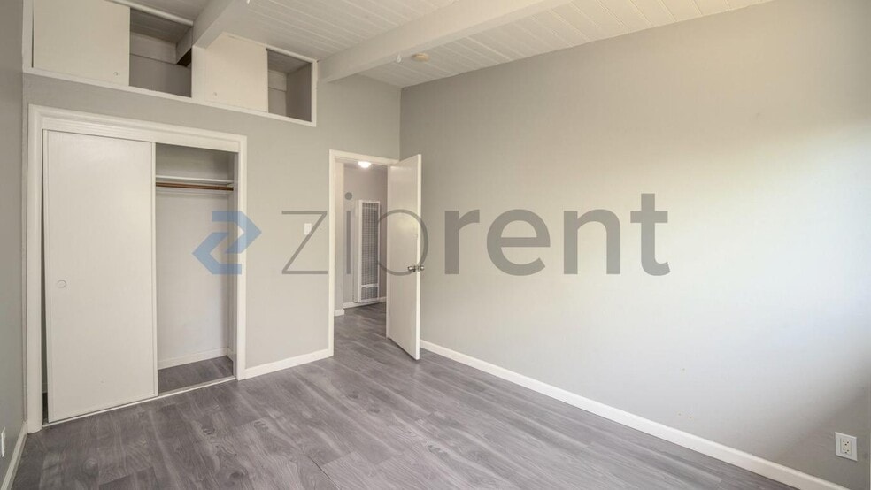 Building Photo - Unit