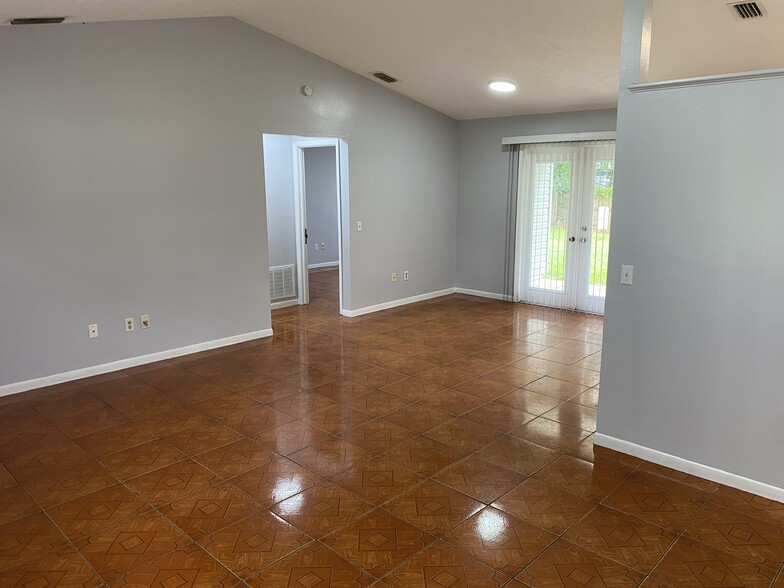 Building Photo - 38 Teak Run