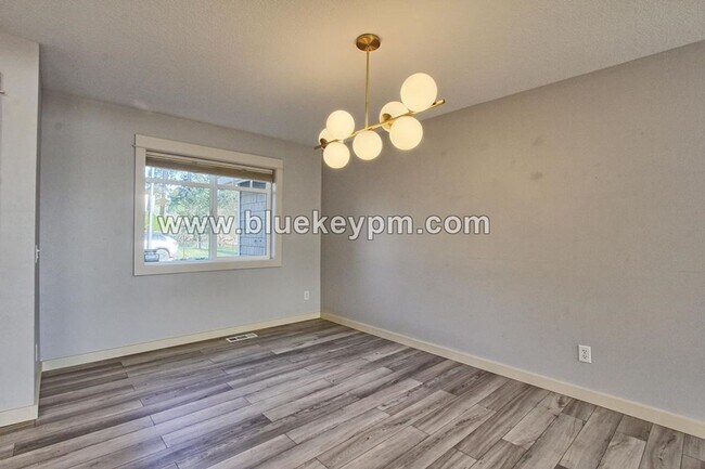 Building Photo - 561 NW Lamonde Terrace