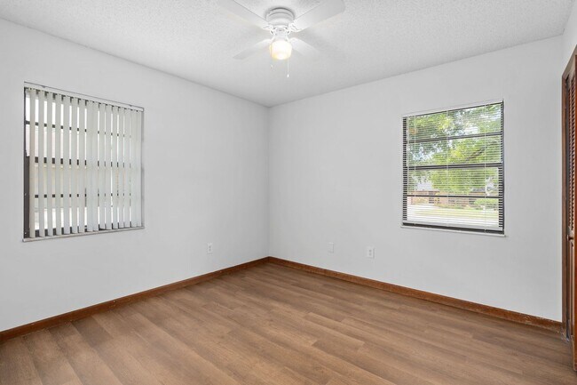 Building Photo - **Recently upgraded 4/2 pool home in Longw...