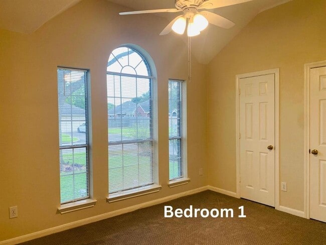 Building Photo - 12118 Green Trails Dr
