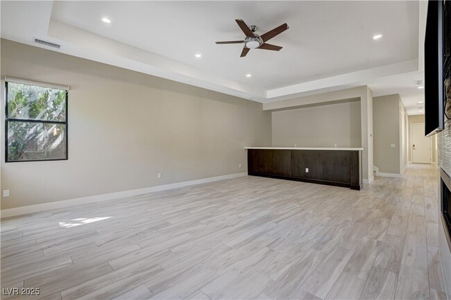 Building Photo - 64 Grey Feather Dr