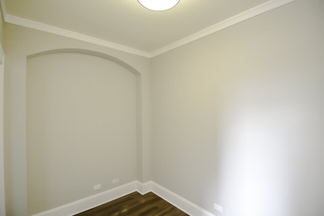 Building Photo - 817 W Lakeside Pl