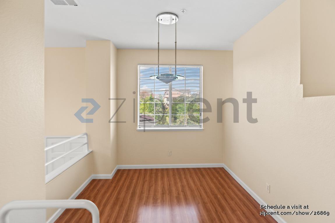 Building Photo - Unit