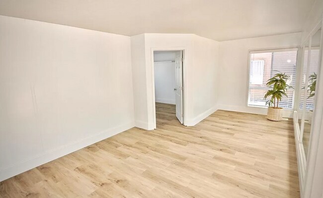 Building Photo - 5BD/2BA, Great Sunroom!