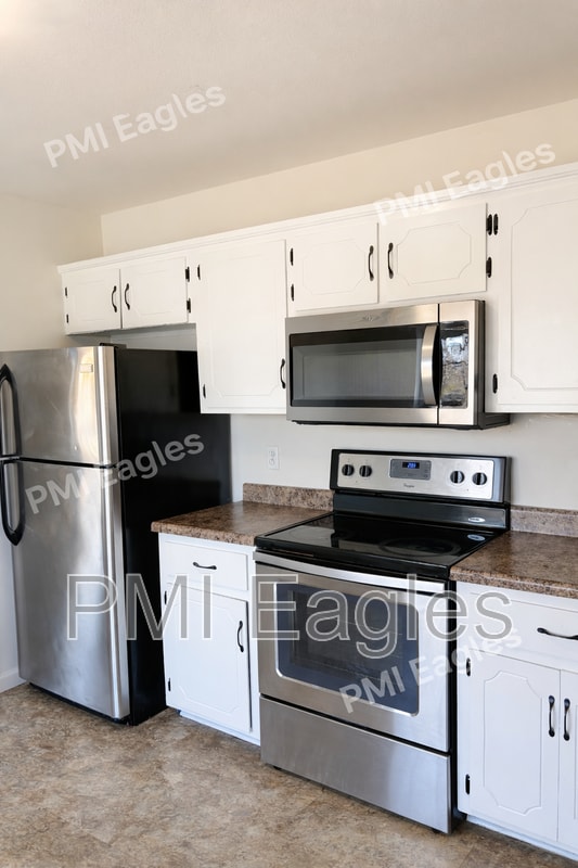 Building Photo - 1004 Bush Ave