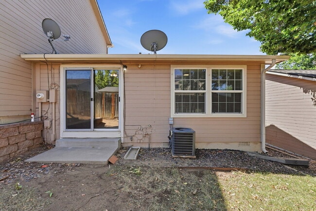 Building Photo - $1,195.95 1 bed, 1 bathroom, located in Aurora with a washer and dryer.
