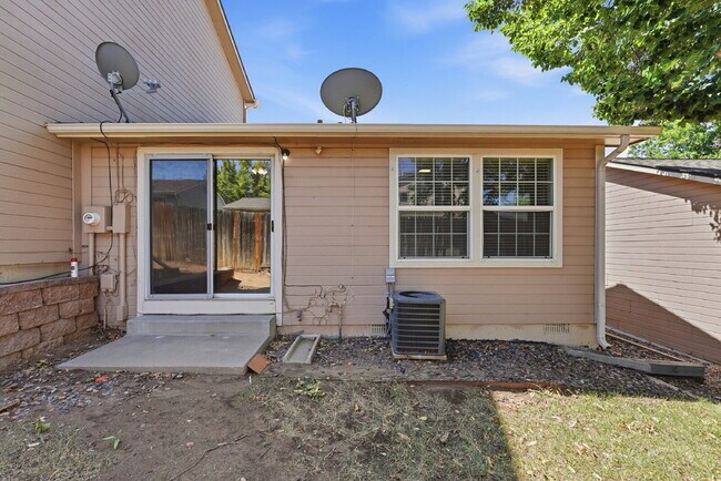 Building Photo - $1,295.95 1 bed, 1 bathroom, located in Aurora with a washer and dryer.
