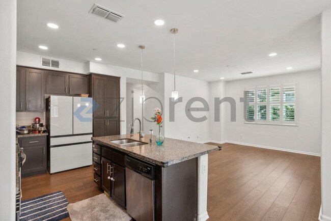 Building Photo - Unit 1529