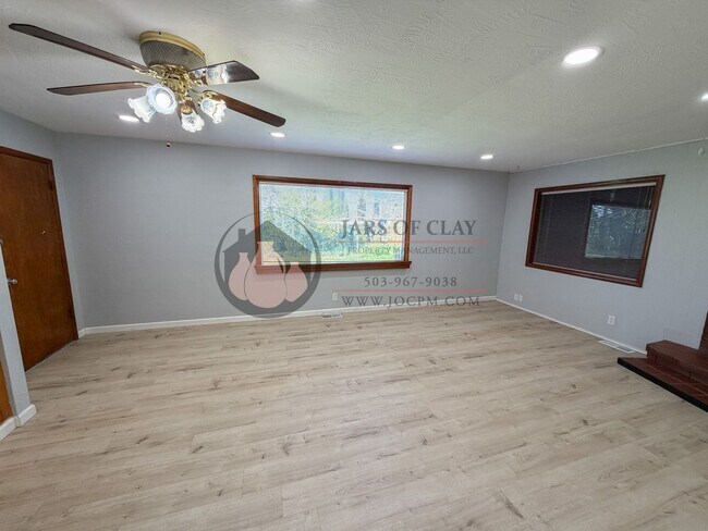 Building Photo - 3BR Single-Level Home in NE Salem | Tons of Storage!