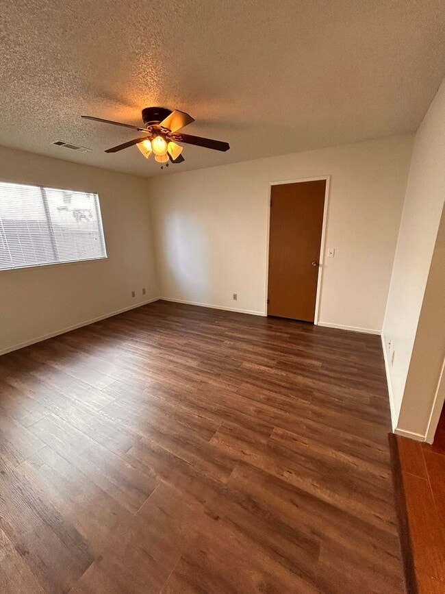 Building Photo - Cute home for rent in Visalia!