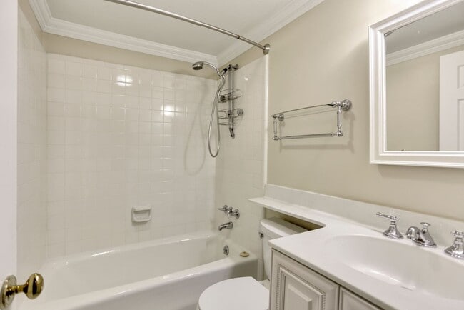 Building Photo - 2 Bed 2 Bath - Bethesda Condo - Large Outd...