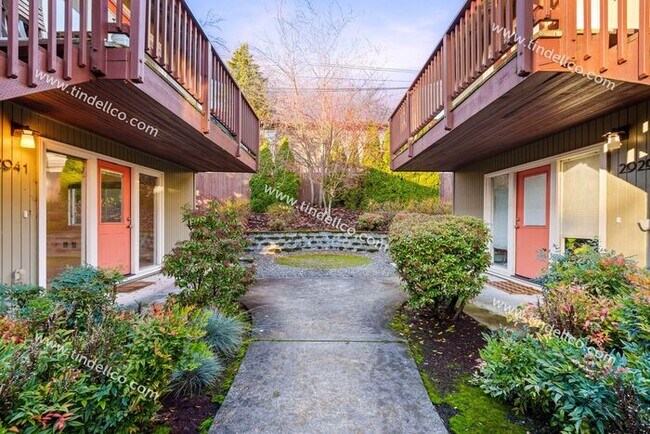 Building Photo - Cozy Multnomah Village Condo- Water, Sewer and Garbage included!