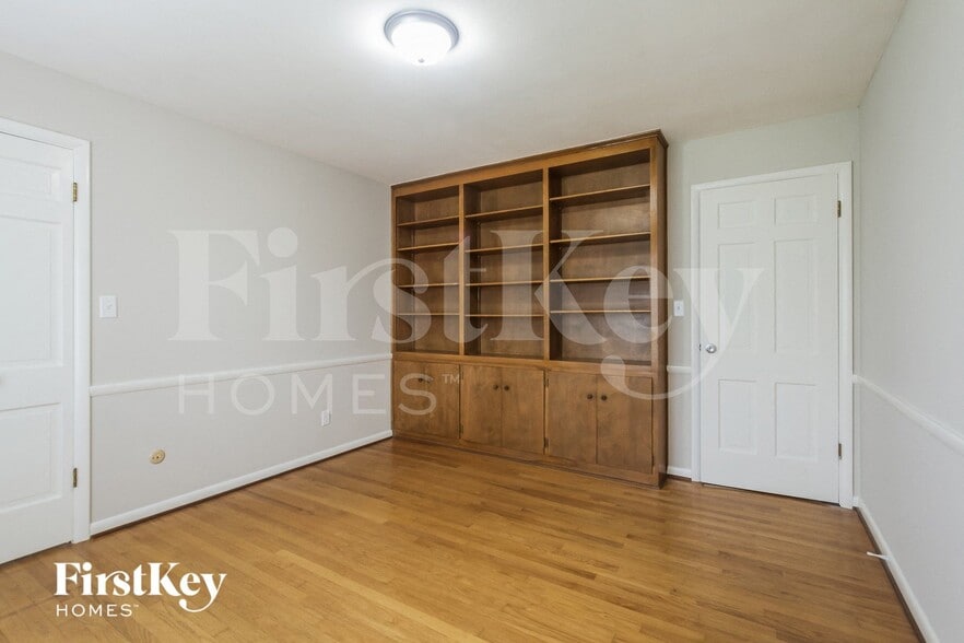 Building Photo - 640 Ashford Dr