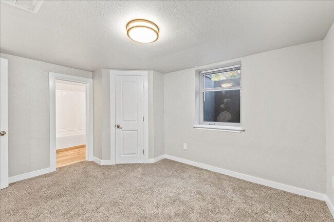 Building Photo - 1 Bedroom 1 Bathroom Basement Apartment on...