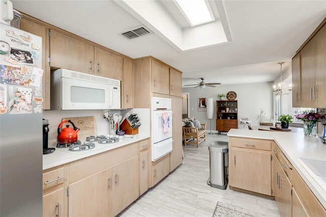 Building Photo - 11512 Oak Trail