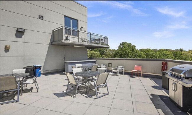 Building Photo - Professionally Managed, 2 Bedroom  1  Bathroom  Condo // Cleveland Park// Amenity Rich Condo