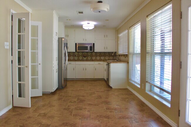 Building Photo - 2120 Mountainview Dr