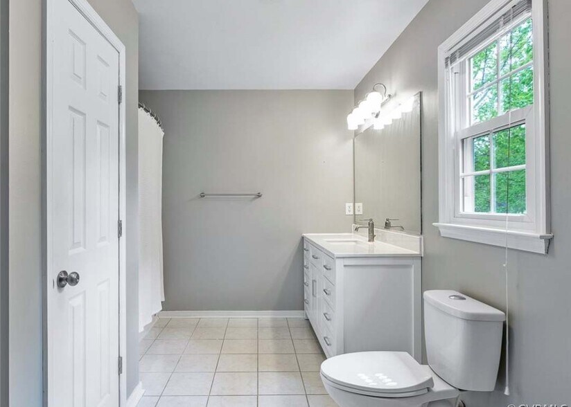 En Suite Bathroom - 8025 Secretariat Dr