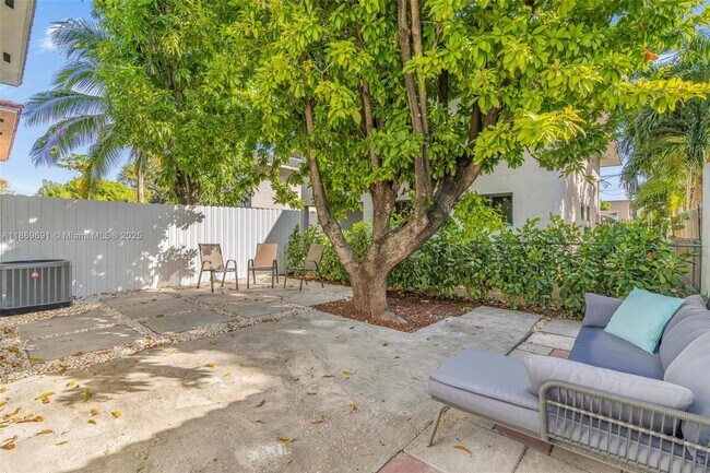 Building Photo - 2661 SW 28th Ct