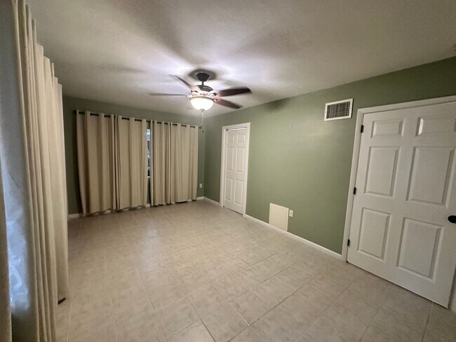 Building Photo - Stunning 3/2 Bungalow near the historic di...