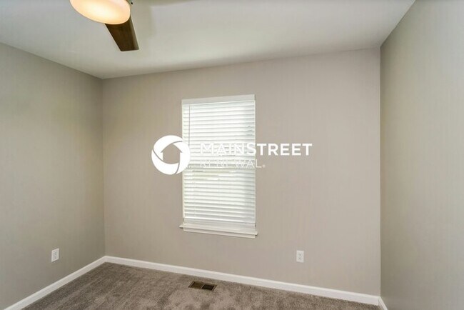 Building Photo - 3 Bedroom Pet-Friendly Home in Jeffersonville, IN with Main Street Renewal