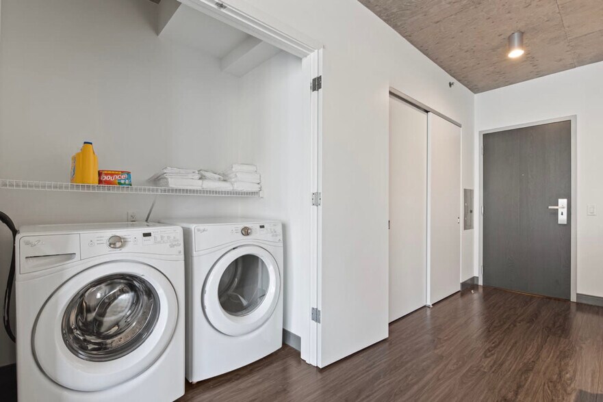 Building Photo - 236 W Lake St