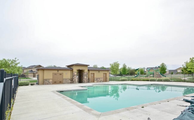 Building Photo - 4 bedrooms 2.5 bathroom in SW Boise