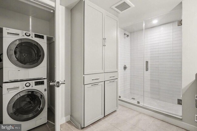 Building Photo - 1025 1st St SE