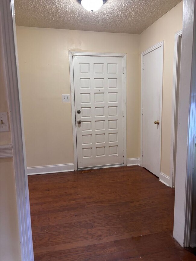 Building Photo - 1203 Greenbriar St