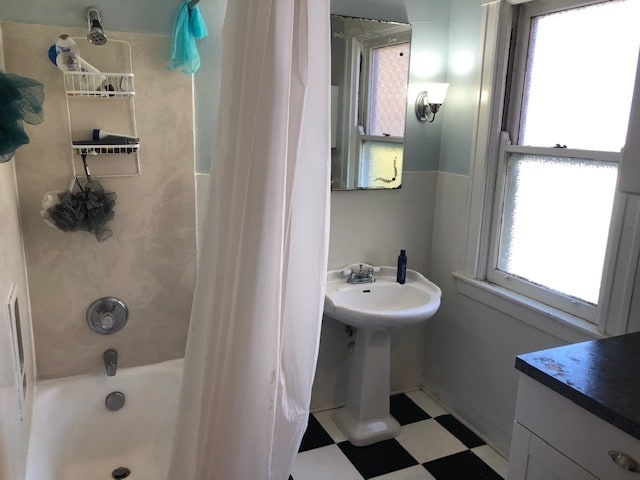 2nd Floor Bathroom - 526 Riddle Rd