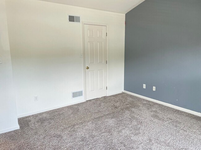 Building Photo - Beautiful Luxury Townhome in Lancaster