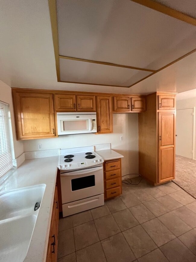 Building Photo - Beautiful 4 Bd Townhouse