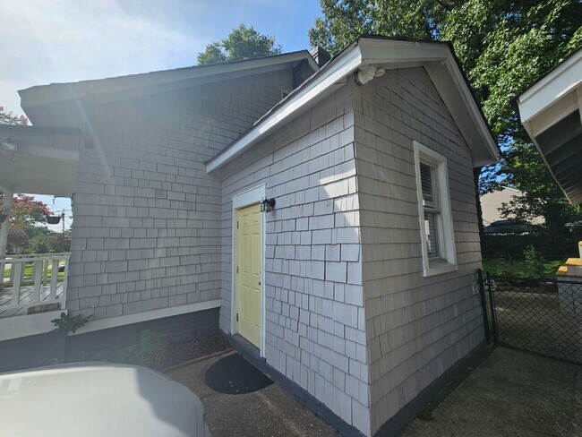 Building Photo - 3000 Peronne Ave