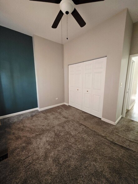 Bedroom with built in closet - 3449 W Fulton Blvd