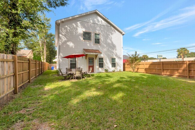 Building Photo - Spacious 4-Bedroom Charleston Home Loaded ...