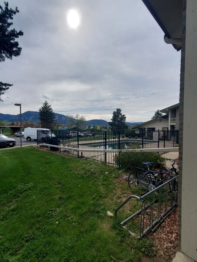 Building Photo - Recently Updated and Spacious 1B / 1B Available for June!