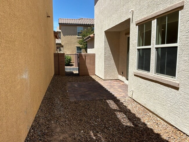 Building Photo - 2 Story detached home 3 bedrooms 2.5 bathrooms 2 car garage