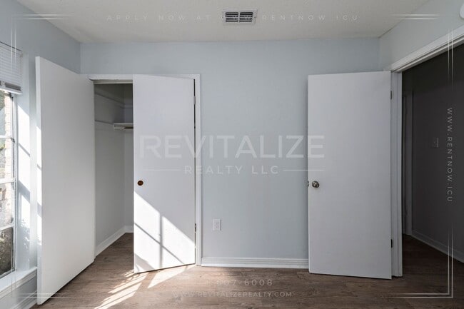 Building Photo - Updated 4 Bed 2 Bath Brick Home in West Mo...